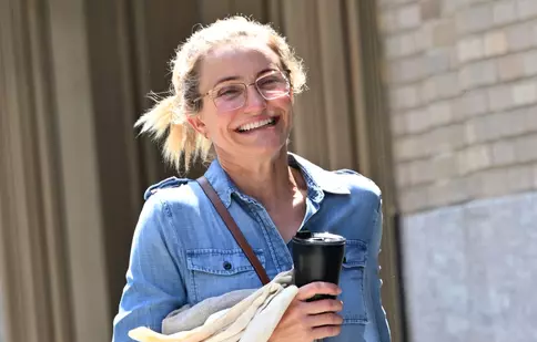 GALERIE FOTO. Cameron Diaz, apariție naturală la 52 de ani în New York. Zero machiaj, zero probleme cu ridurile: „Prefer să-mi văd fața îmbătrânind”