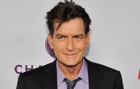 Charlie Sheen a renunțat la alcool de opt ani și face confesiuni neașteptate. Cum s-a luptat cu dependența: „Rușinea te sufocă”