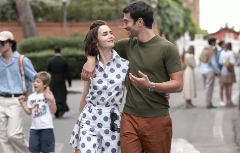 Primele imagini din noul sezon „Emily in Paris”. Cucerește Roma, dar un secret îi dă viața peste cap. Data de lansare pe Netflix