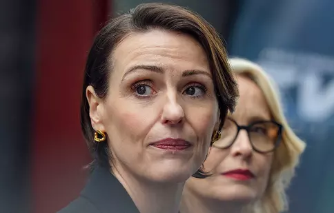 „Ostatic” - thriller politic cu Suranne Jones și Julie Delpy la Netflix. Ce știm despre proiect, dată de lansare, trailer
