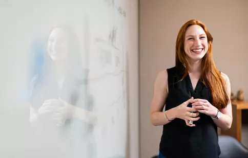 Index salarial – Cât câștigă angajații din sistemul privat de învățământ: 4.500 de lei este media salarială netă din domeniu