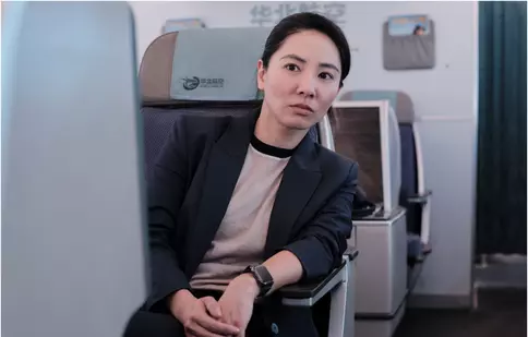 Jing Lusi strălucește în thriller-ul britanic „Red Eye” pe AXN: „Scenariul m-a ținut cu sufletul la gură”