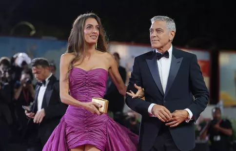 Amal a furat toate privirile la Festivalul de Film de la Veneția. Soția lui George Clooney, o nouă lecție de stil și eleganță
