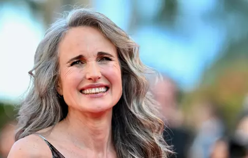 Andie MacDowell, sinceră la 67 de ani: „Nu trebuie să arăt tânără”. Actrița își asumă părul alb