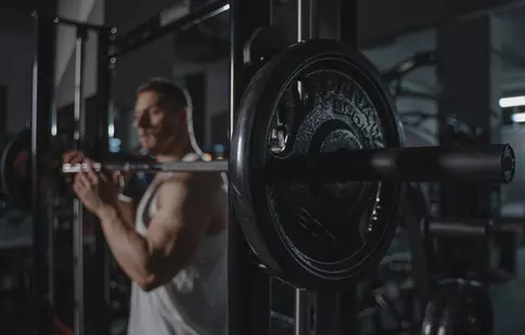 Antrenamentul eficient pentru umeri – ce exerciții să alegi, cum să te asiguri că ai tehnica potrivită și ce greșeli să eviți