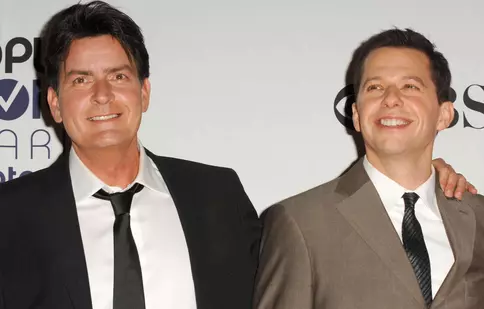Charlie Sheen versus Jon Cryer: haos, bani și regretele din culisele „Doi bărbați și jumătate”. Jon nu vrea să mai audă de fostul coleg