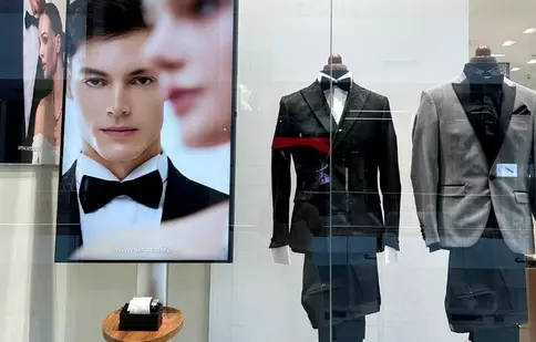 Descoperă senzația unui costum Seroussi în AFI Cotroceni: atinge, probează, simte diferența. Beneficiază acum de reduceri de până la -70% la Final Sale