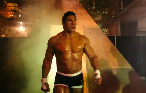 Dwayne Johnson strălucește într-un rol neașteptat în „Smashing Machine” – povestea legendarului luptător Mark Kerr ajunge în România