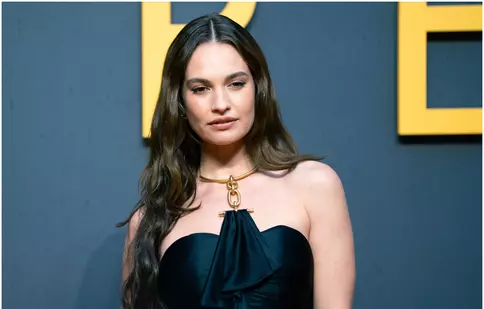 O femeie în lumea miliardarilor tech: povestea lui Whitney Wolfe Herd prinde viață în filmul „Incompatibilă”. Ce spune Lily James despre rolul ei