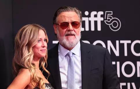 Russell Crowe, în centrul atenției la Festivalul de Film de la Toronto. A apărut pe covorul roșu alături de iubita cu 26 de ani mai tânără