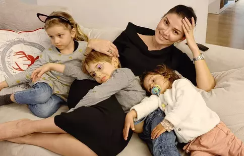 Alina Pușcaș a trecut prin clipe de coșmar. Fiica sa , Iris, a fost operată de urgență. Problemele au început în iunie