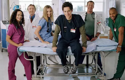 Serialul de comedie „Stagiarii” revine pe micul ecran cu o continuare modernă. Ce actori fac parte din distribuție