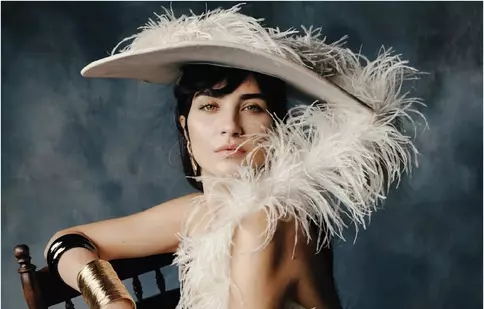 Tuba Büyüküstün, dansatoare la bară în filmul „Sultana”! Ce poveste emoționantă va aduce pe marile ecrane