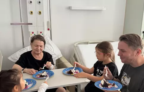 Zi de naștere cu emoție pentru Codin Maticiuc. Mama sa trece prin a doua operație pe creier