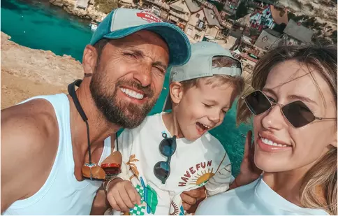 Imagini adorabile cu Dani Oțil și fiul său în Malta. Familia prezentatorului l-a vizitat la filmările „Power Couple”
