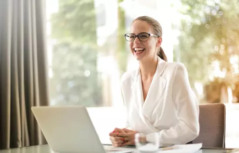 Ghidul tău de wellness la birou: Soluții pentru a scăpa de neplăcerile cauzate de statul pe scaun