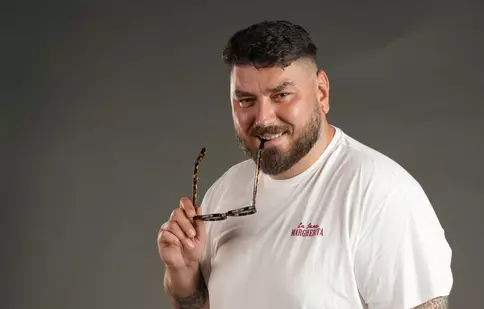 Cosmin Nedelcu alias Micutzu, dincolo de The Ticket. „Îmi place să gătesc, să citesc și să cânt la pian”. EXCLUSIV