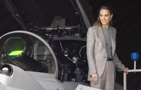 Kate Middleton, pilot pentru o zi. Prințesa de Wales a vizitat o bază aeriană și a făcut baie de mulțime