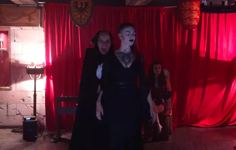 „Dracula”, noul film al lui Radu Jude, ajunge în cinematografe de Halloween. Filmul oferă o reinterpretare radicală a mitului care a făcut celebră Transilvania