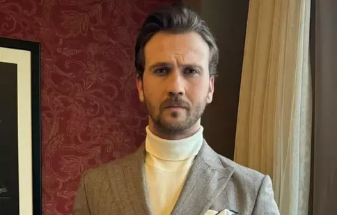 Aras Bulut İynemli câștigă un premiu Emmy pentru Turcia cu serialul „Deha” (Geniu). Actorul a jucat în „Legea familiei”