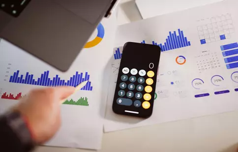 IT, energie, construcții, farma, telecomunicații, imobiliare și consultanță sunt domeniile cu cele mai mari creșteri salariale în 2025