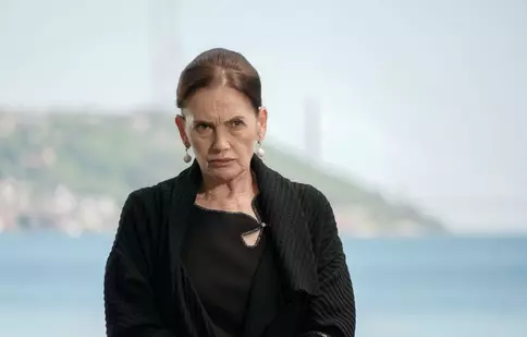 Povestea nespusă a lui Nur Sürer, actrița care emoționează România în „Fata de la fereastră”. A avut o copilărie săracă. Unde a lucrat înainte de a deveni cunoscută