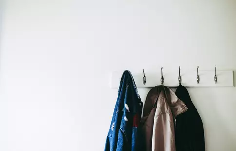 Mobilier funcțional pentru hol: cum alegi pantofarul și cuierul potrivit