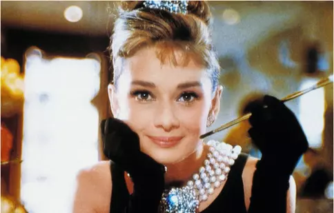 Audrey Hepburn & Givenchy: prietenia legendară care a schimbat moda Hollywoodului și ajunge acum pe marele ecran