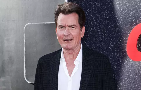 Charlie Sheen, din nou în scandal: fosta soție îl acuză că îi datorează peste 15 milioane de dolari pentru gemeni