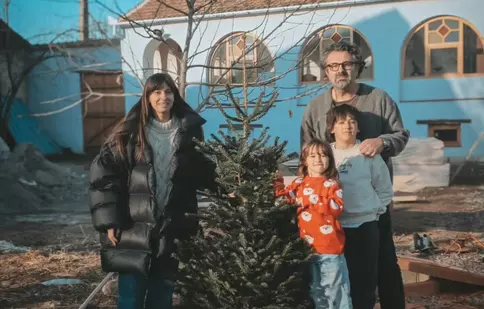 Dana Rogoz a împodobit bradul și la Viscri: „L-am plantat în curte, provizoriu. Ne place mult”. Imagini adorabile cu familia vedetei