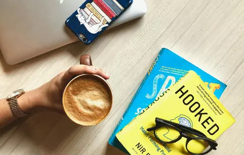 Trădare, prietenie, sacrificiu: triunghiul emoțional care definește „Cartea Babel”