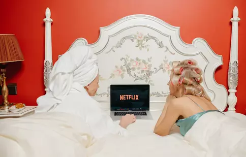 Răsfăț de vedetă la tine în sufragerie: cum îți transformi seara de serial într-un ritual de SPA