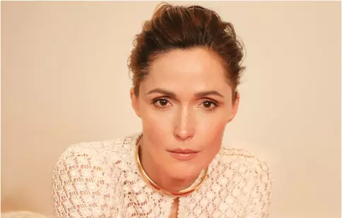 „If I Had Legs I’d Kick You”, drama care a adus Ursul de Argint pentru Rose Byrne. Un film incomod, dar necesar