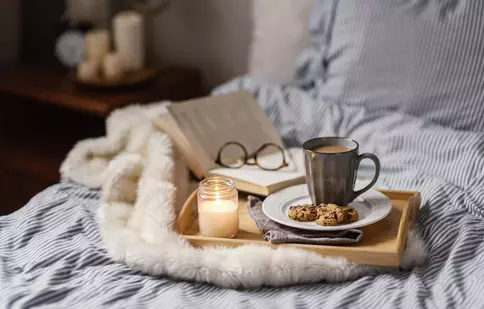 Cum să aduci confortul iernii în dormitorul tău – idei de design hygge