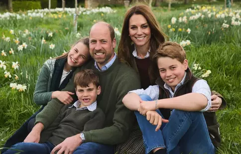 Prințul și Prințesa de Wales au dezvăluit fotografia oficială de Crăciun: familie, flori și zâmbete. Reacțiile fanilor au fost împărțite