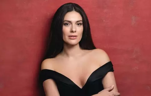 Recunoști personajul? Cum arată acum Șeherazada, după ce a slăbit 20 kg în 4 luni. Bergüzar Korel a uimit pe toată lumea la gala noului serial HBO