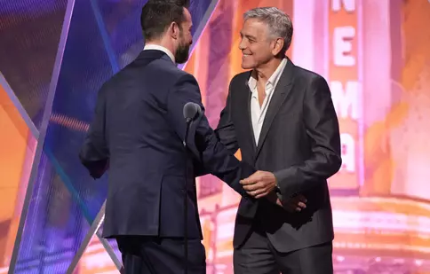 Reuniune legendară după 30 de ani: de la „Spitalul de Urgență” la premiile Globurile de Aur 2026. George Clooney și Noah Wyle s-au îmbrățișat pe covorul roșu