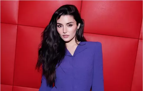 Hande Erçel, invitată de onoare la Paris. Detaliul care arată cât de sus a ajuns actrița. Elie Saab și Valentino au ales-o doar pe ea!