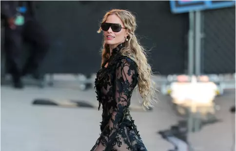 Adio, Barbie! Margot Robbie uimește în „Wuthering Heights”: Rochia gotică și pantofii cu tocuri amețitoare care au încins internetul