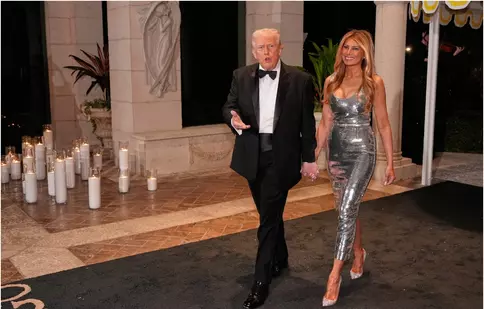 Cât costă rochia argintie purtată de Melania Trump de Revelion 2026, la Mar-a-Lago