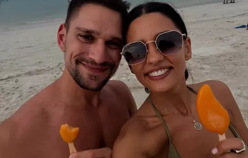 Vlad și Oana Gherman, fotografii tandre în costume de baie sub o cascadă. Actorii, în vacanță în Indonezia