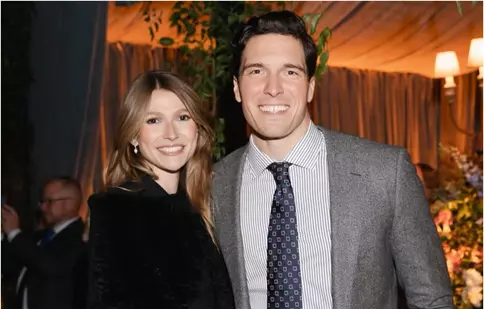 Fiul unui actor legendar de la Hollywood, dispărut tragic, tocmai s-a căsătorit. Îl recunoști? Este leit tatăl său