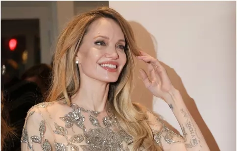 Angelina Jolie, apariție fără sutien pe covorul roșu. Detaliul strategic care a transformat o rochie transparentă în artă pură
