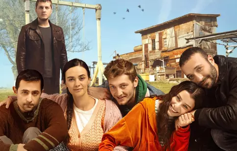 „Ateş Kuşları”(Frați de suflet), noul serial turcesc de la Happy Channel. Distribuție, număr de episoade și povestea producției cu Hande Soral