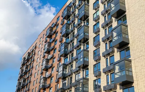 7 din 10 români anticipează creșterea chiriilor în 2026. În unele orașe, chiriașii dau până la două treimi din salariu pe chirie 