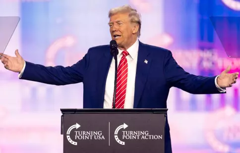 Ce înseamnă noile tarife anunțate de Donald  Trump pentru România: Haos la exporturi, benzină mai scumpă și riscul unei crize ca în 2008