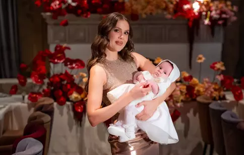 Emily Burghelea, primele imagini de la botezul Elisabetei: „Îmi bate inima mai tare!”. Detaliul neașteptat din spatele ținutei vedetei