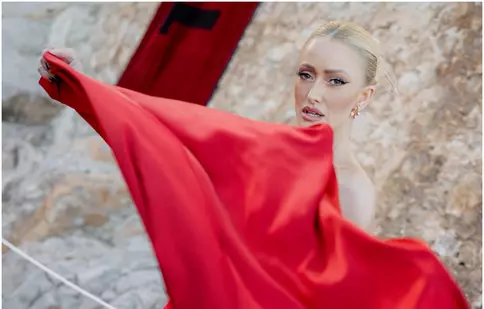 Iuliana Pepene a lăsat pupitrul știrilor pentru o locație magică. Detaliul chic de pe umerii vedetei care a atras toate privirile