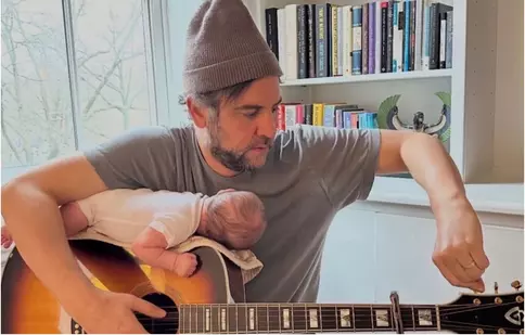 Josh Radnor din „Cum am cunoscut-o pe mama voastră”, tată la 51 de ani! Prima imagine cu bebelușul actorului