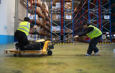 Românii vor să se angajeze rapid în 2026. Aplicările pentru joburi fără studii superioare au crescut cu peste 50%